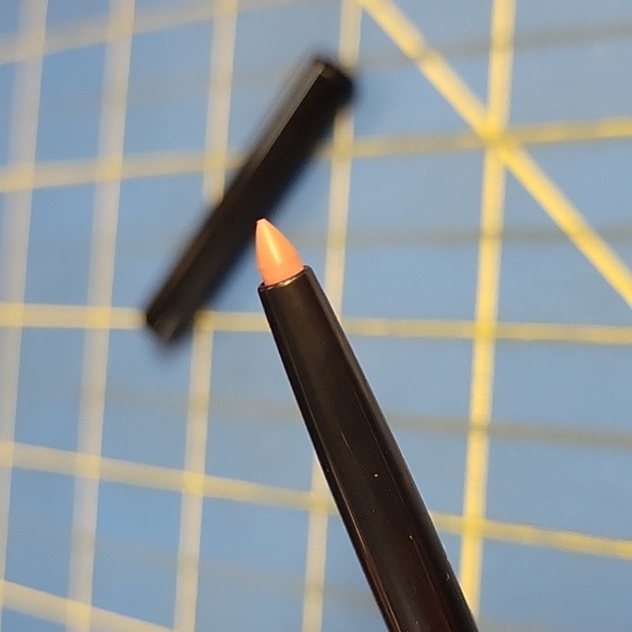 Shaina B Miami Lip Liner Pencil 0.25g Retractable Berry Beach New - Picture 3 of 3